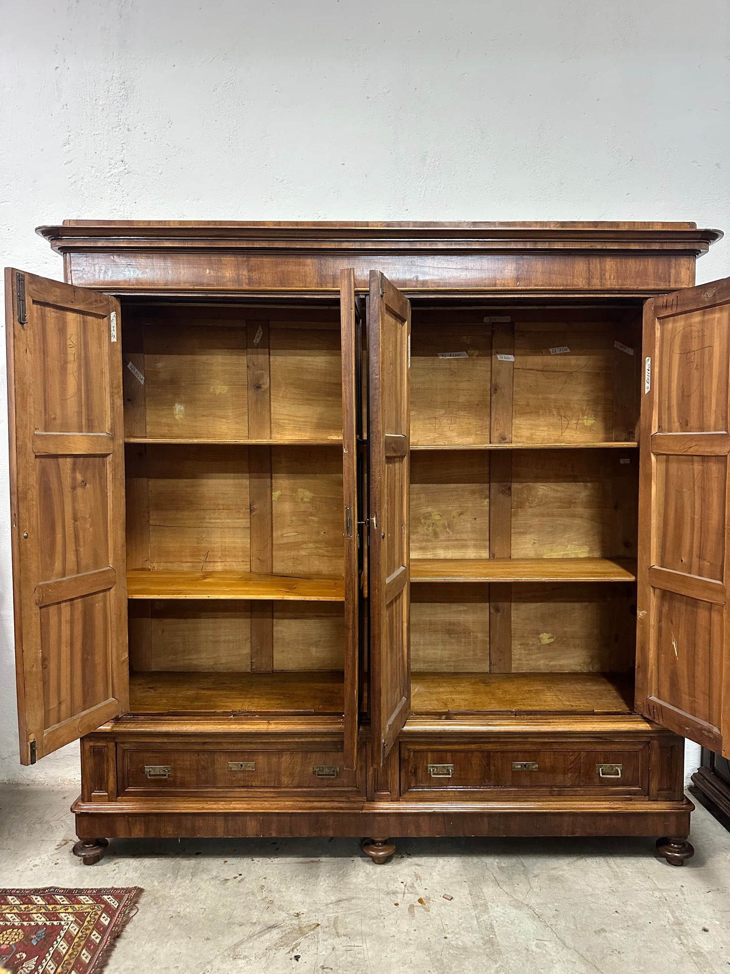 Armadio Carlo X quattro porte lombardo noce .  Milano prima metà 800