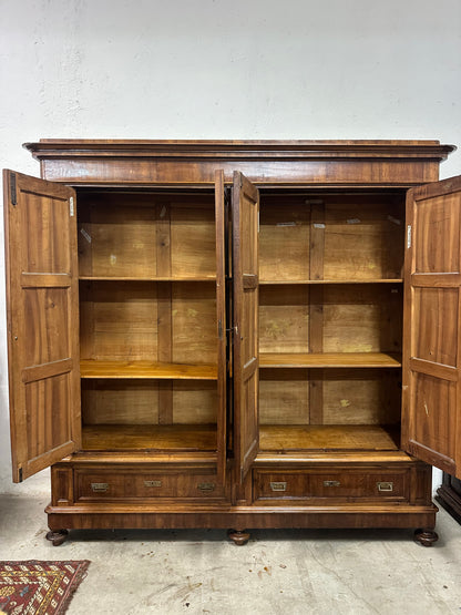 Armadio Carlo X quattro porte lombardo noce .  Milano prima metà 800