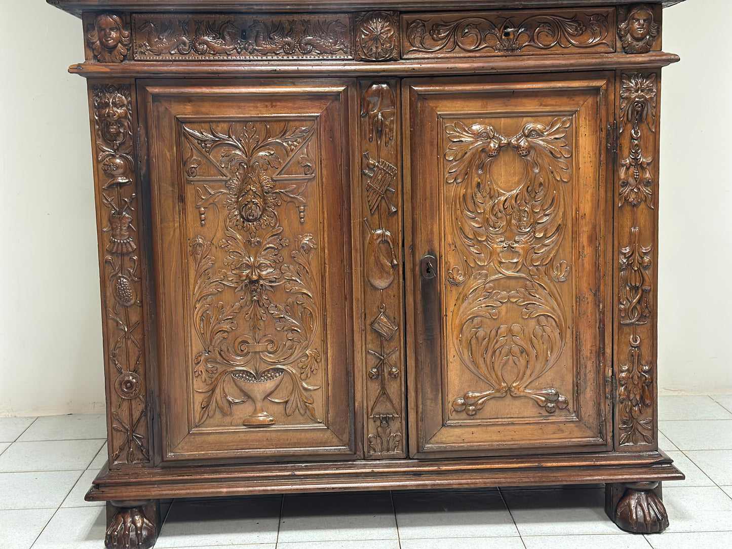 Credenza doppio corpo scolpita . Lombardia XVII secolo