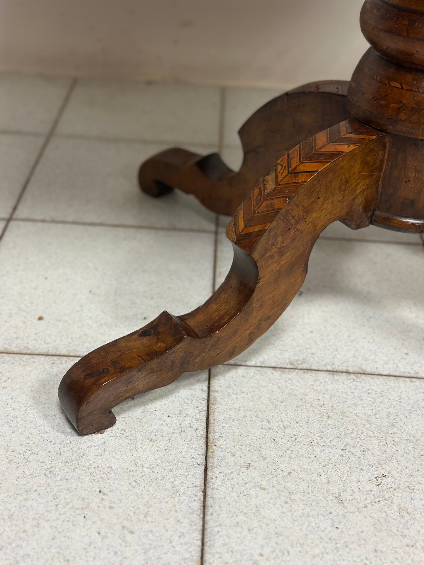 Tavolo intarsiato . Rolo XIX secolo