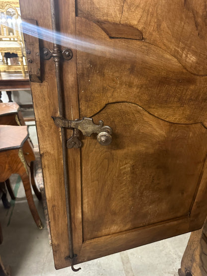 Armadio provenzale in noce . XVIII secolo  ( restaurato )