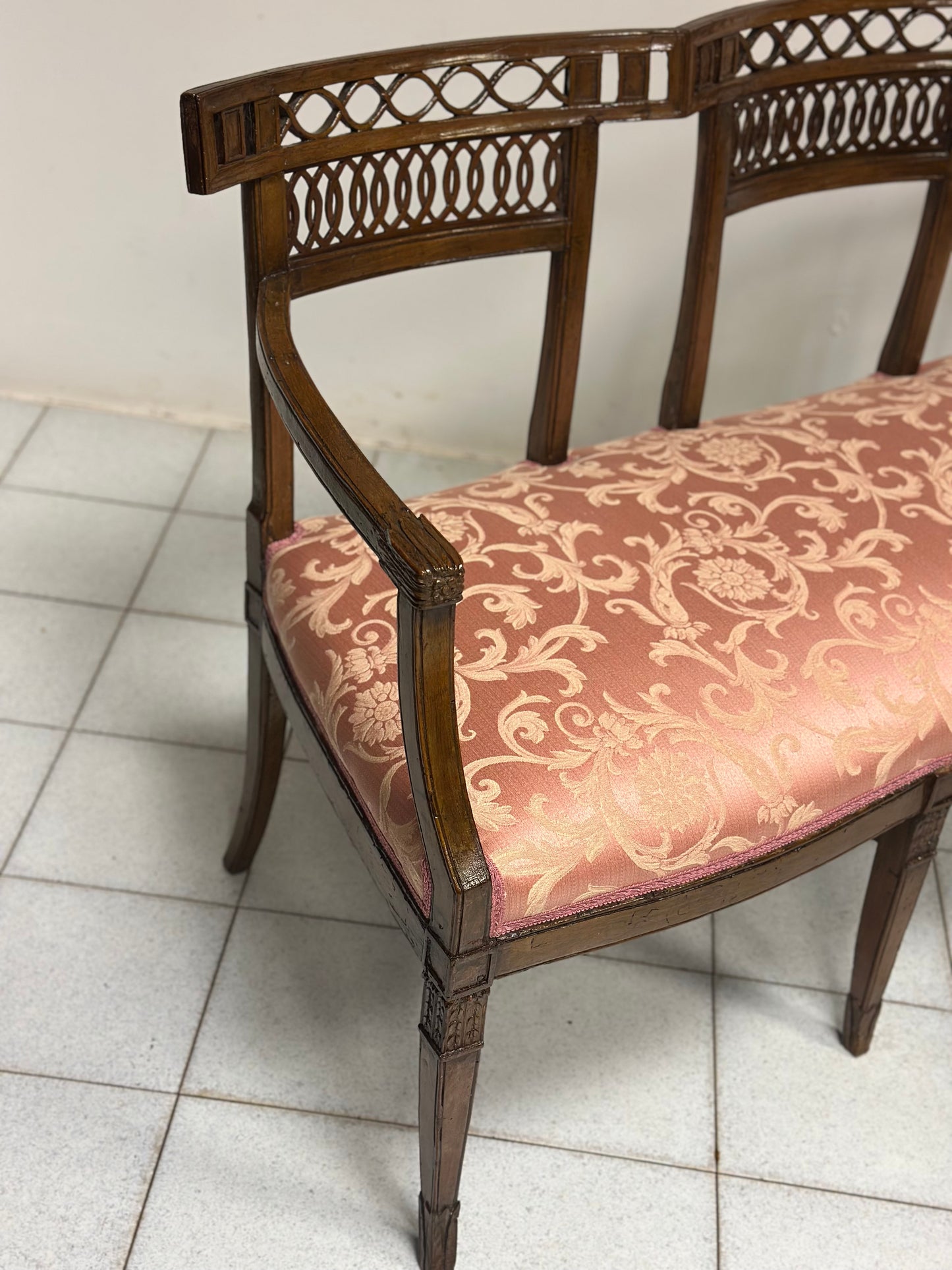 Divano Luigi XVI in noce.  Venezia fine 700