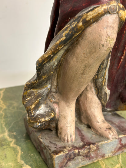 Scultura lignea di angelo con cornucopia reggicero policromo . Epoca fine 600