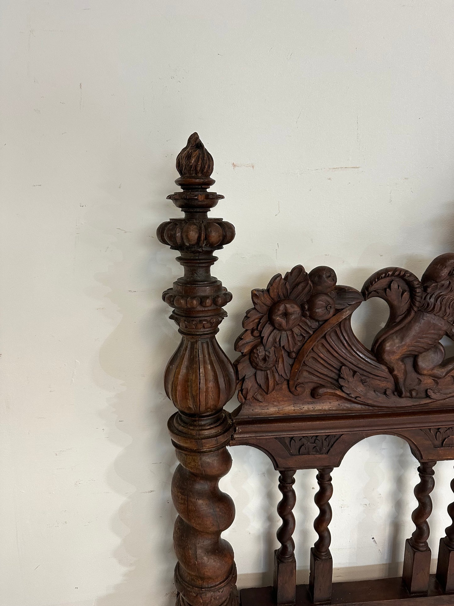 Letto scolpito in noce . Lombardia XVII secolo