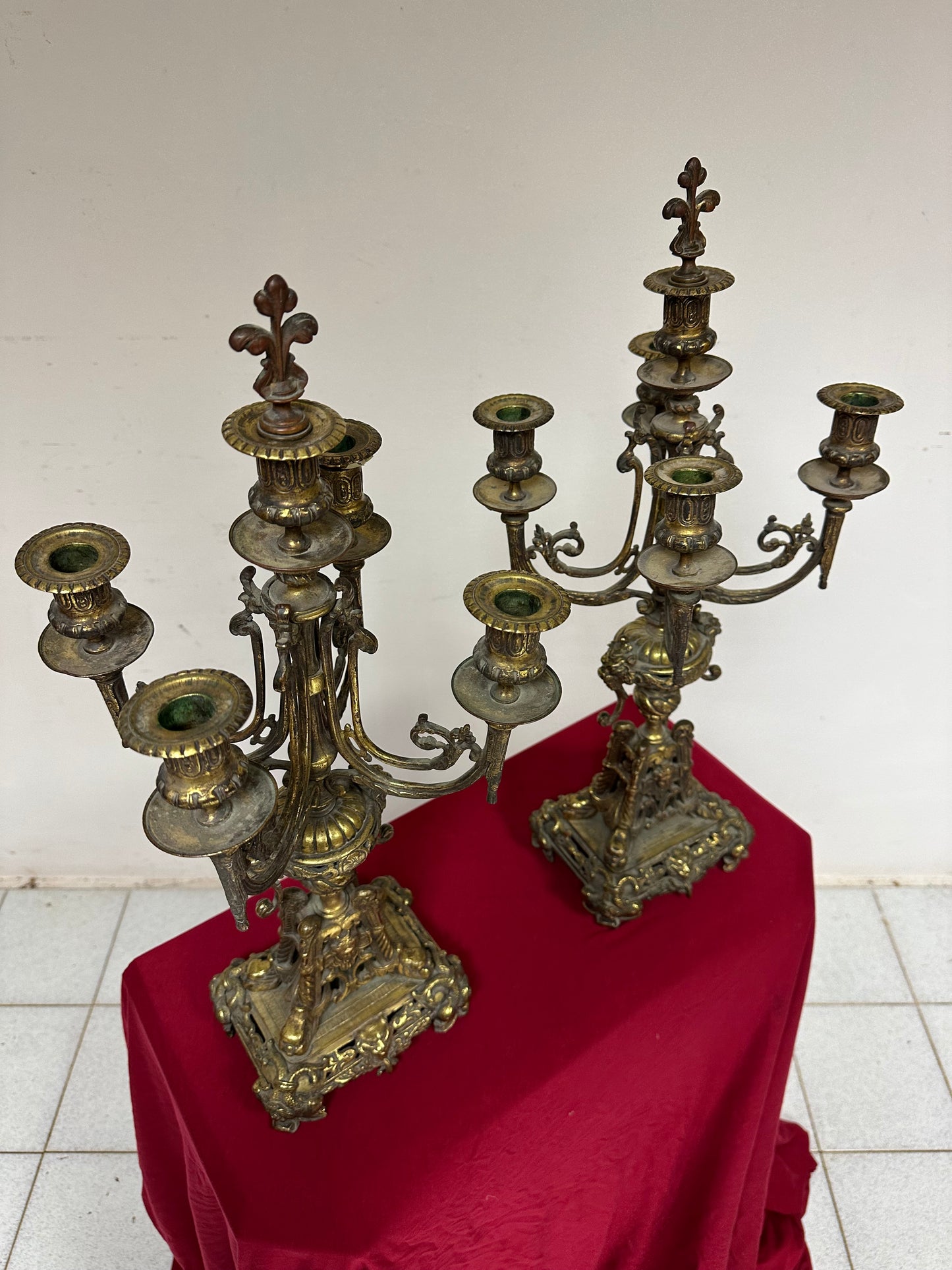 Coppia di candelieri in bronzo dorato . XIX secolo.