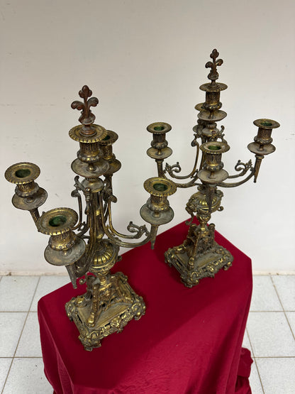 Coppia di candelieri in bronzo dorato . XIX secolo.