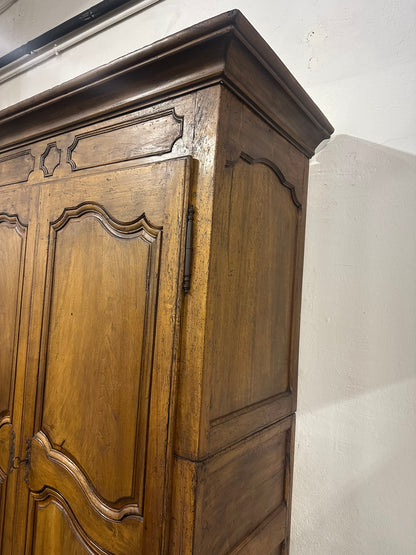 Armadio provenzale in noce . XVIII secolo  ( restaurato )