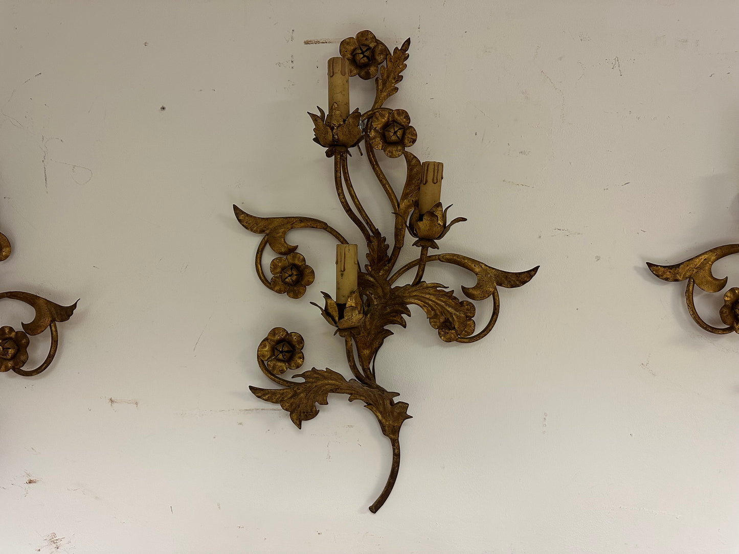 Tre appliques in metallo dorato a motivi floreali.   XIX secolo