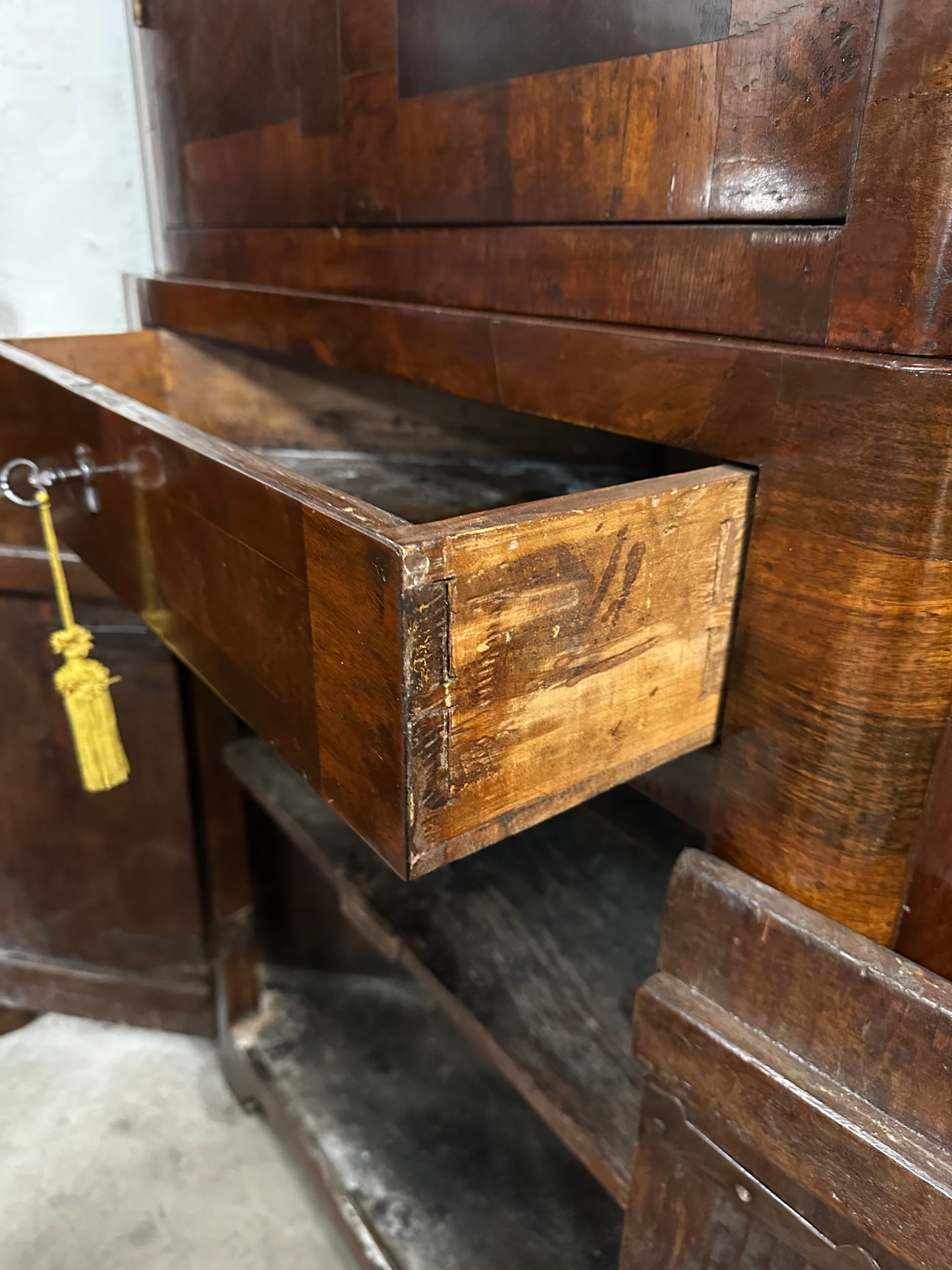 Coppia di angoliere Luigi XVI . Toscana Liguria.  XVIII secolo