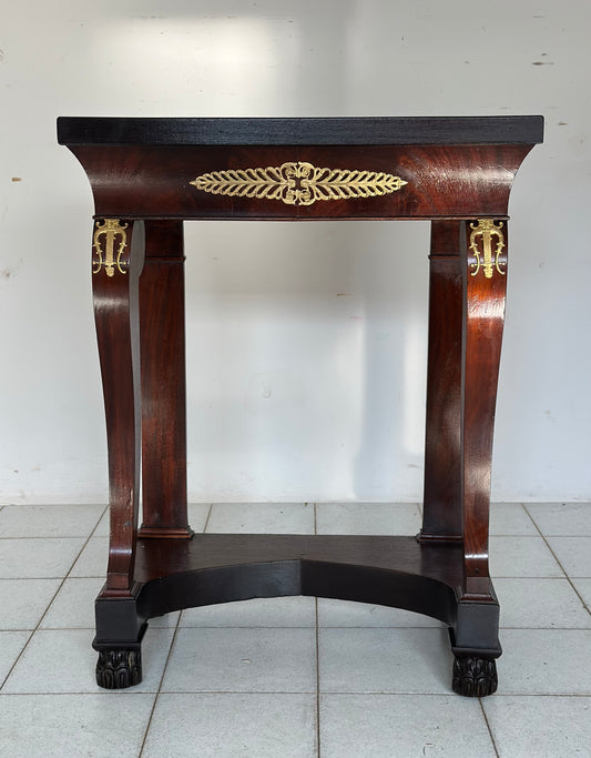 Piccola Consolle impero in mogano con fregi in bronzo dorato .  Primi 800 restaurata