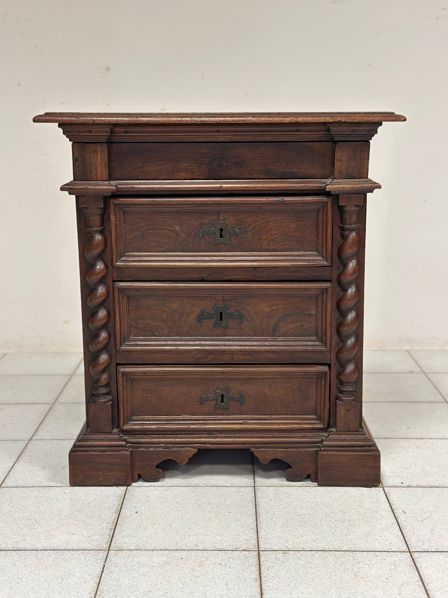 Cassettone Comodino Barocco luigi XIV . Toscana XVII secolo