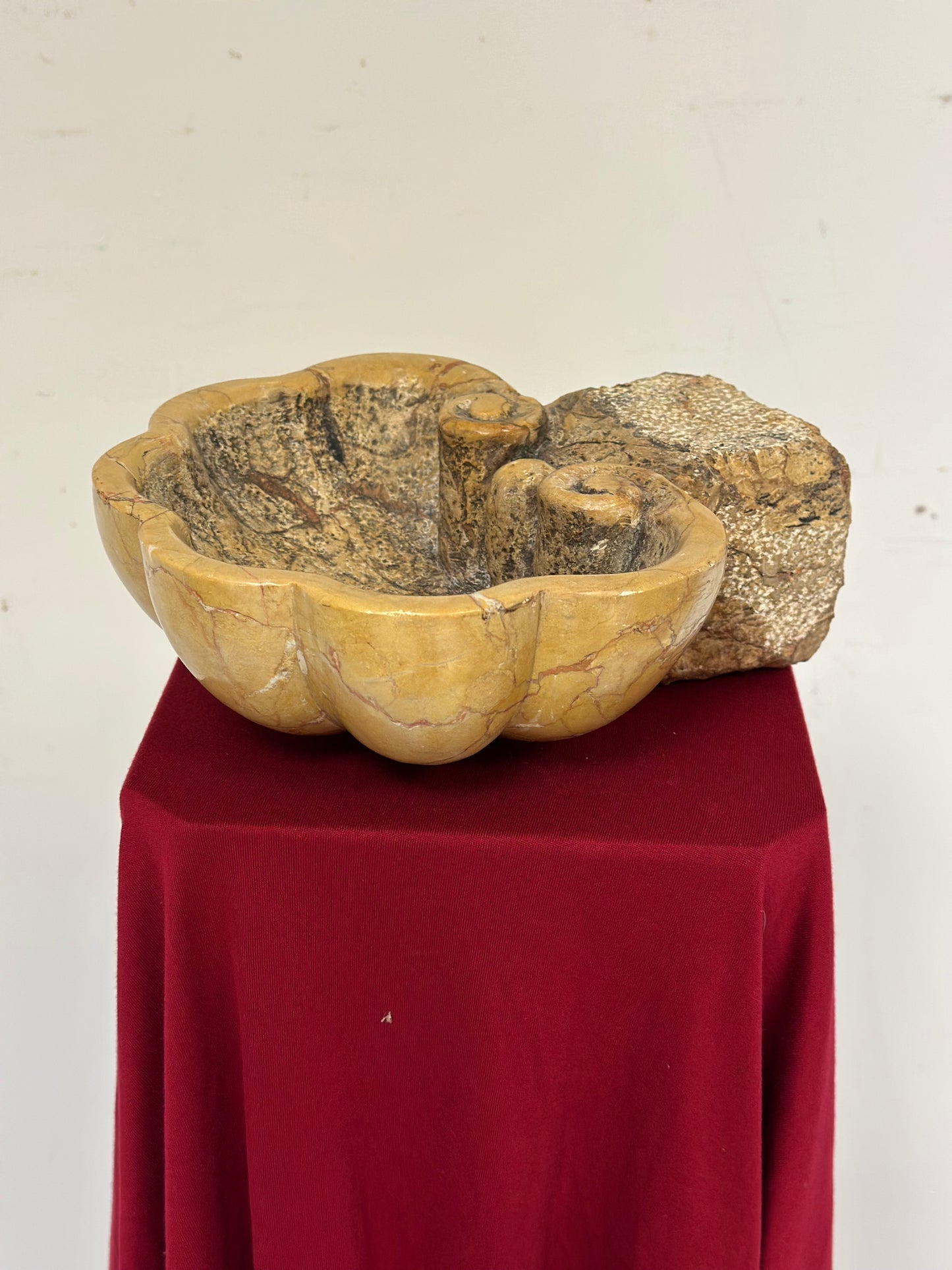 acquasantiera in marmo giallo Siena . XIX secolo