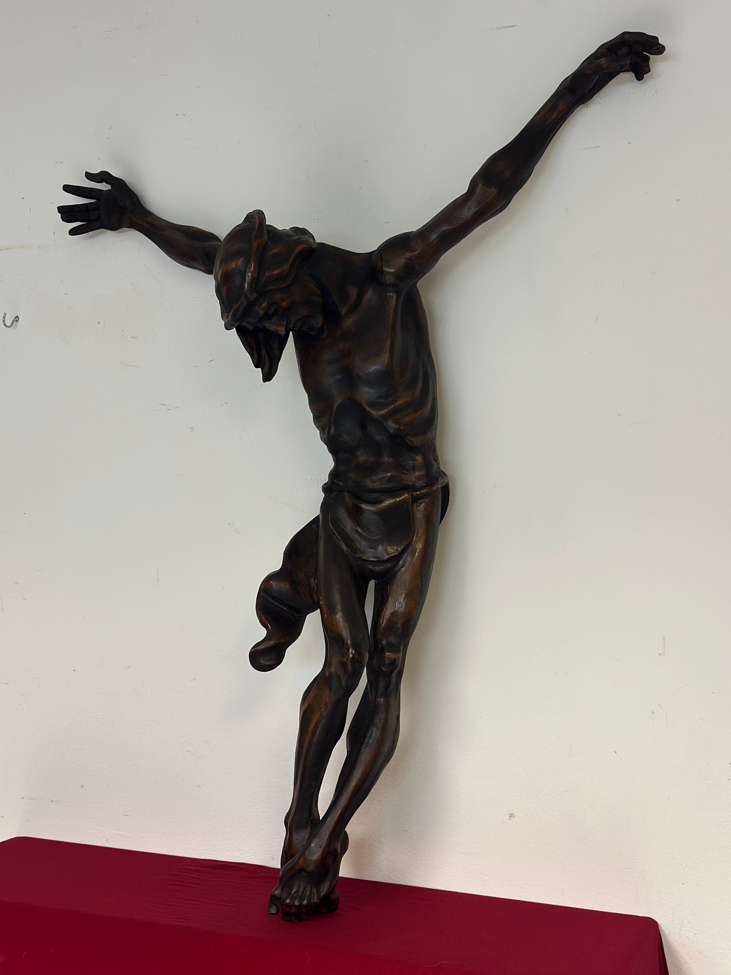 Scultura in legno intagliato essenza legno di tiglio raffigurante il Cristo crocifisso . Milano prima metà dell'800.
