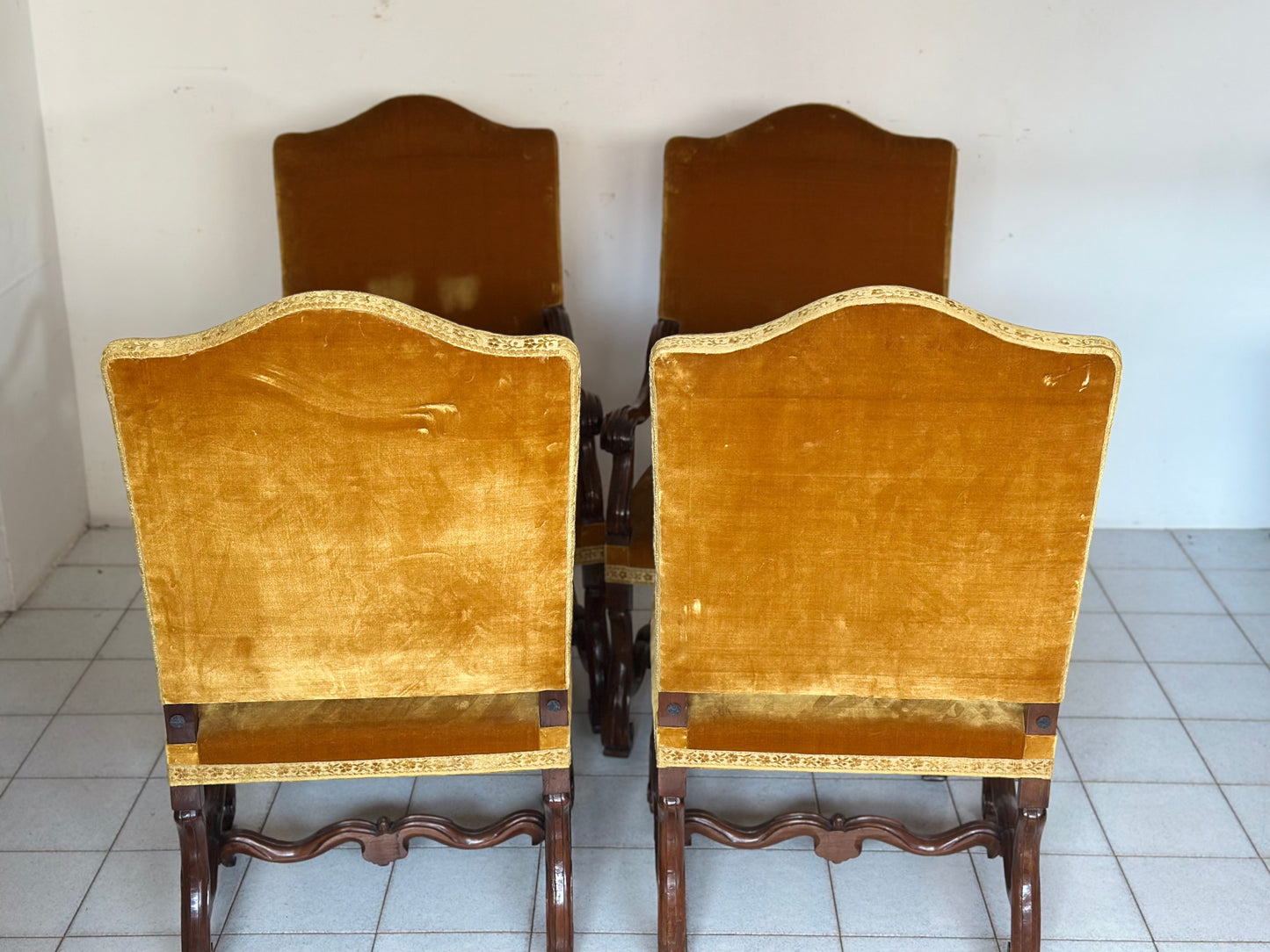 Gruppo di quattro troni  a ossa di montone . Lombardia fine
600