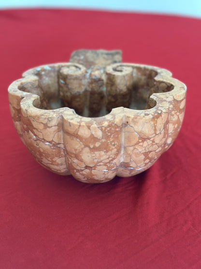 Acquasantiera con forma a conchiglia fine 800 marmo rosso Verona