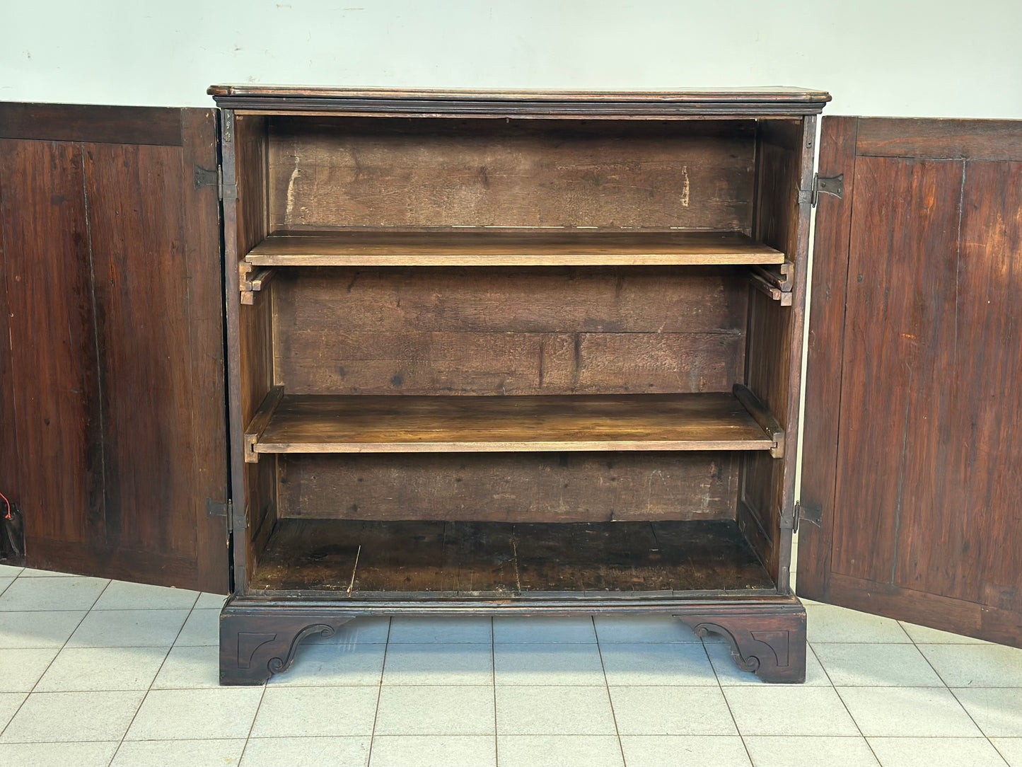Credenza mezzo armadio.   Genova Luigi XIV