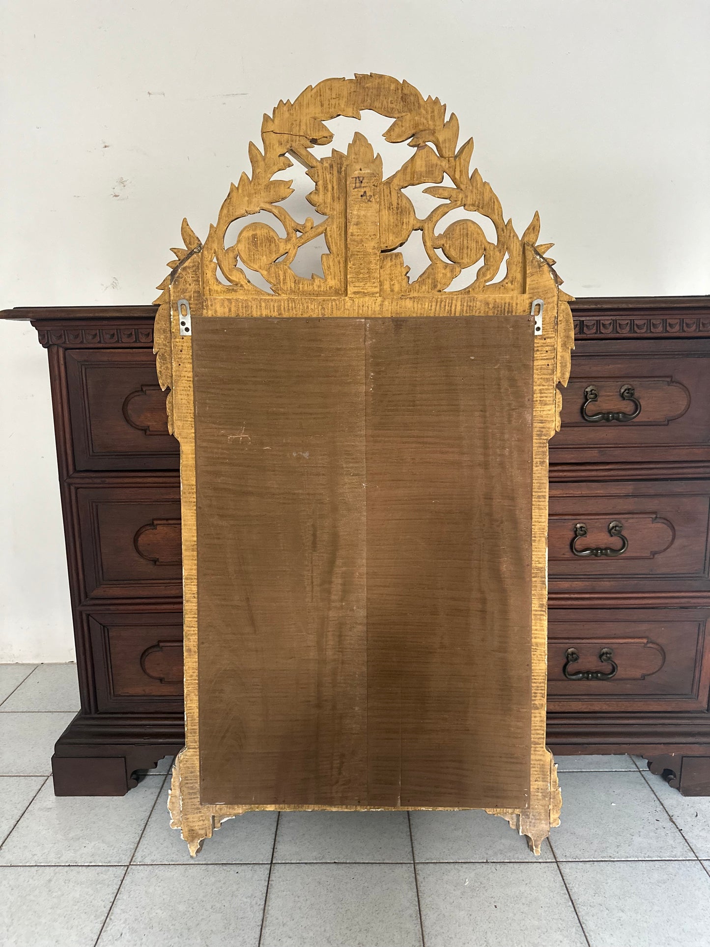Specchiera in legno intagliato e dorato a foglia.   Toscana epoca impero  prima metà 800
