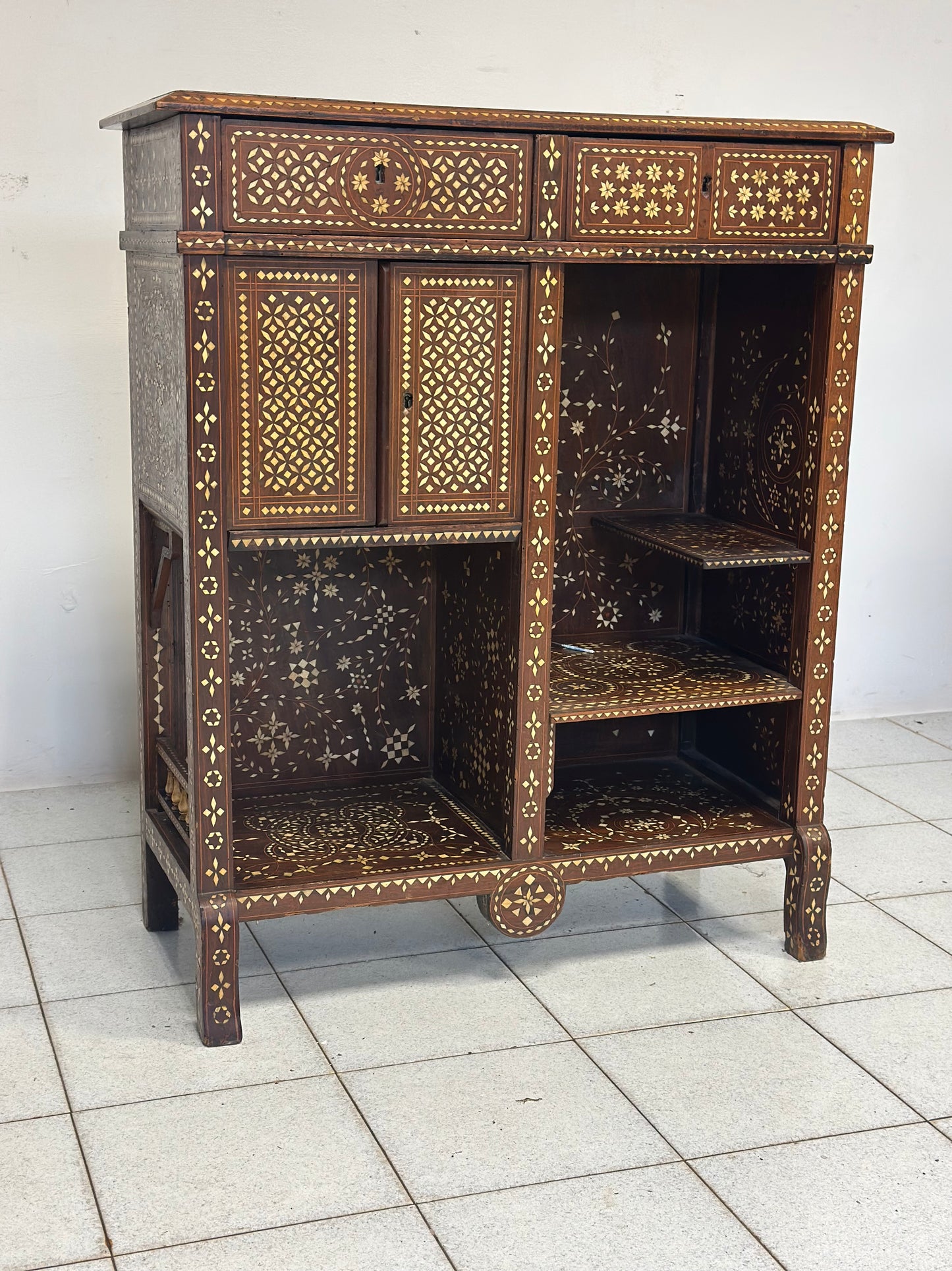 Credenza intarsiata alla maniera di Adriano Brambilla . Milano fine XIX secolo