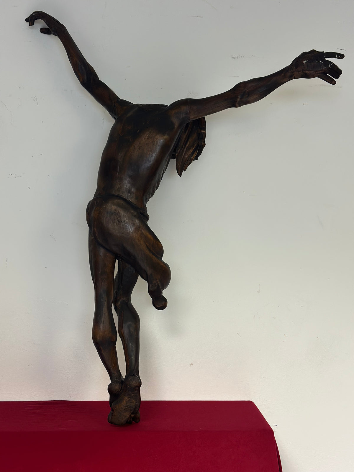 Scultura in legno intagliato essenza legno di tiglio raffigurante il Cristo crocifisso . Milano prima metà dell'800.