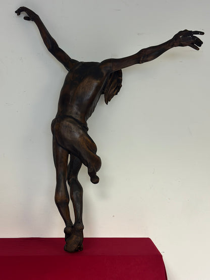 Scultura in legno intagliato essenza legno di tiglio raffigurante il Cristo crocifisso . Milano prima metà dell'800.