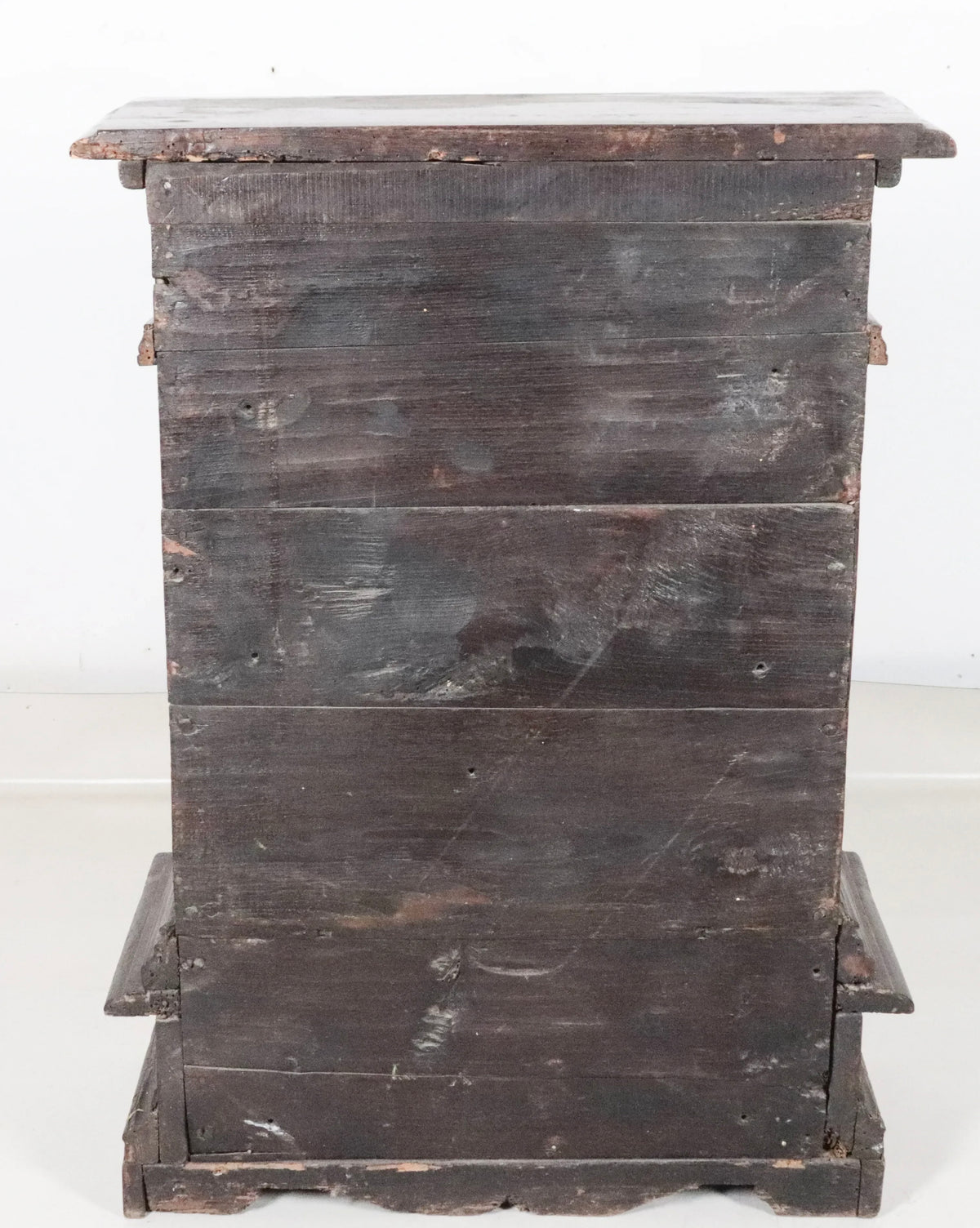 Mobiletto con tre cassetti in legno di noce . Roma XVII secolo