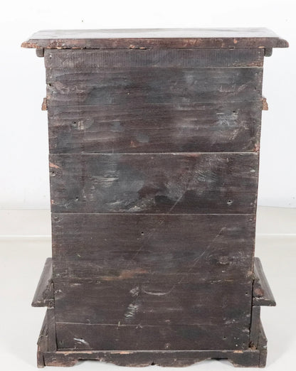 Mobiletto con tre cassetti in legno di noce . Roma XVII secolo