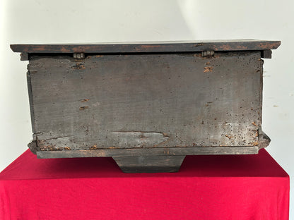 Modellino di cassapanca scolpita e intagliata.   Lombardia fine 500