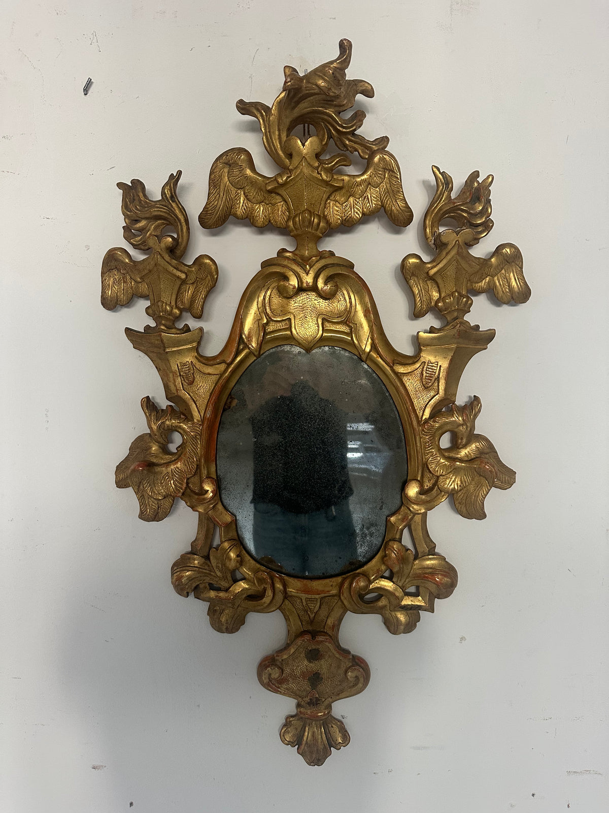 Specchiera a ventola Luigi XV epoca 700 vetro al mercurio dorata a foglia. Firenze Lucca 700.
Misure: 91 x 52