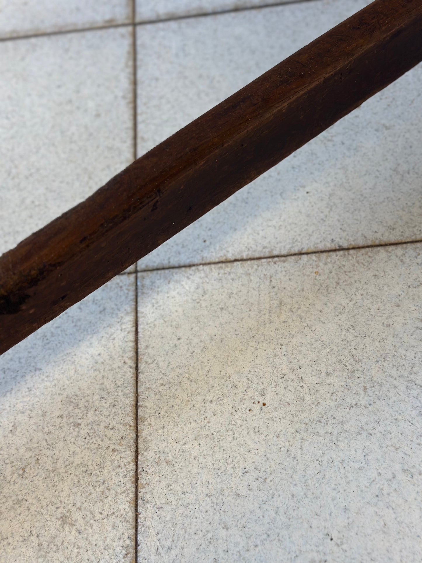 Tavolo a rocchetto bolognese in noce . XVII secolo