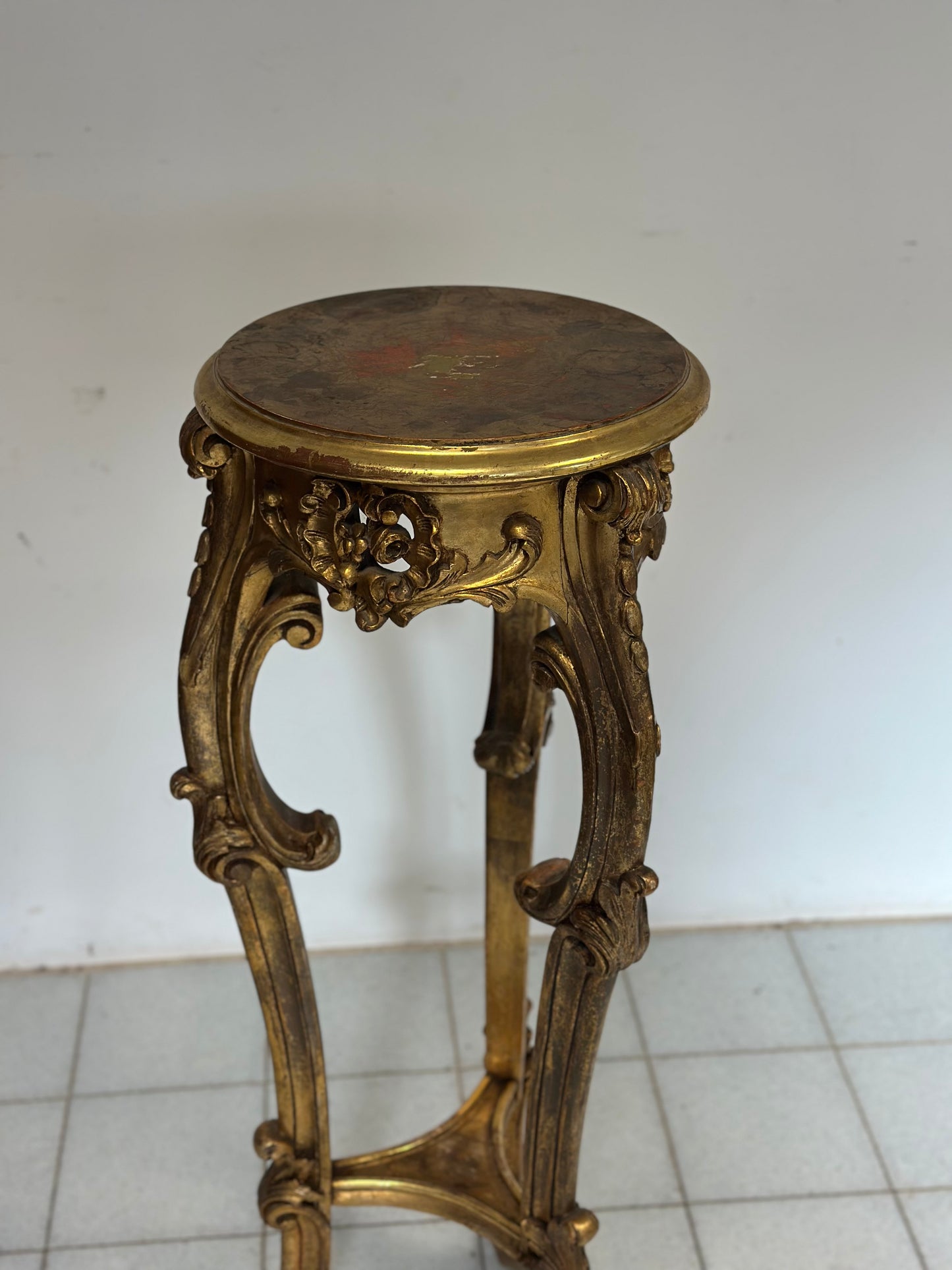 Trespolo in legno intagliato e dorato . Lombardia metà 800