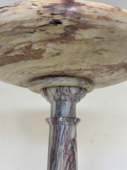 ACQUASANTIERA INIZI XX SECOLO 
IN MARMO ARABESCATO DI CARRARA