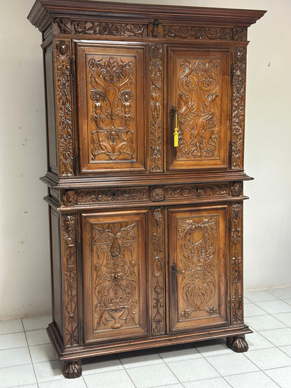 Credenza doppio corpo scolpita . Lombardia XVII secolo