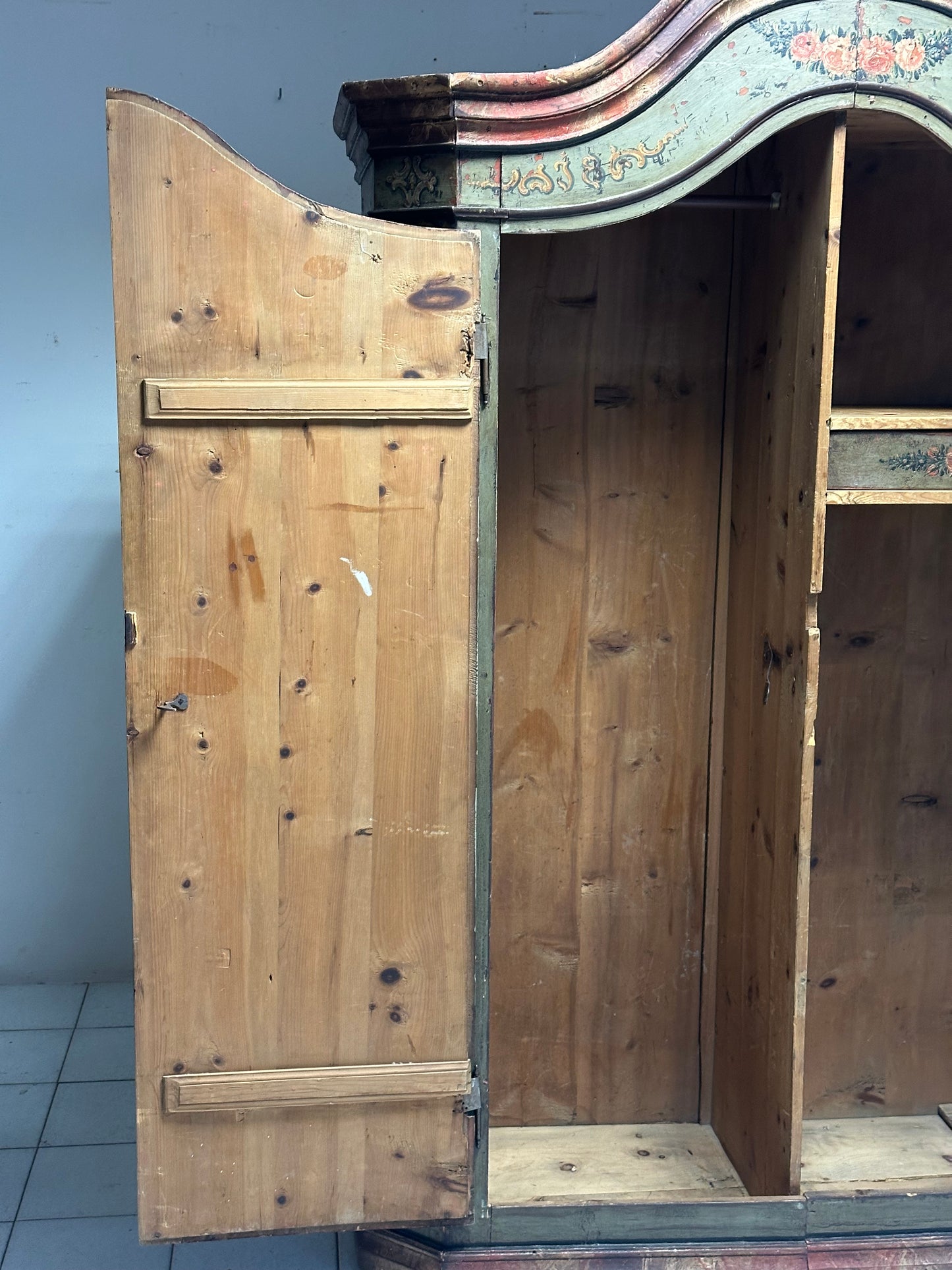 Armadio dipinto laccato tirolese con cappello a gendarme
epoca metà 700.