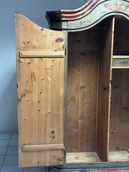 Armadio dipinto laccato tirolese con cappello a gendarme
epoca metà 700.