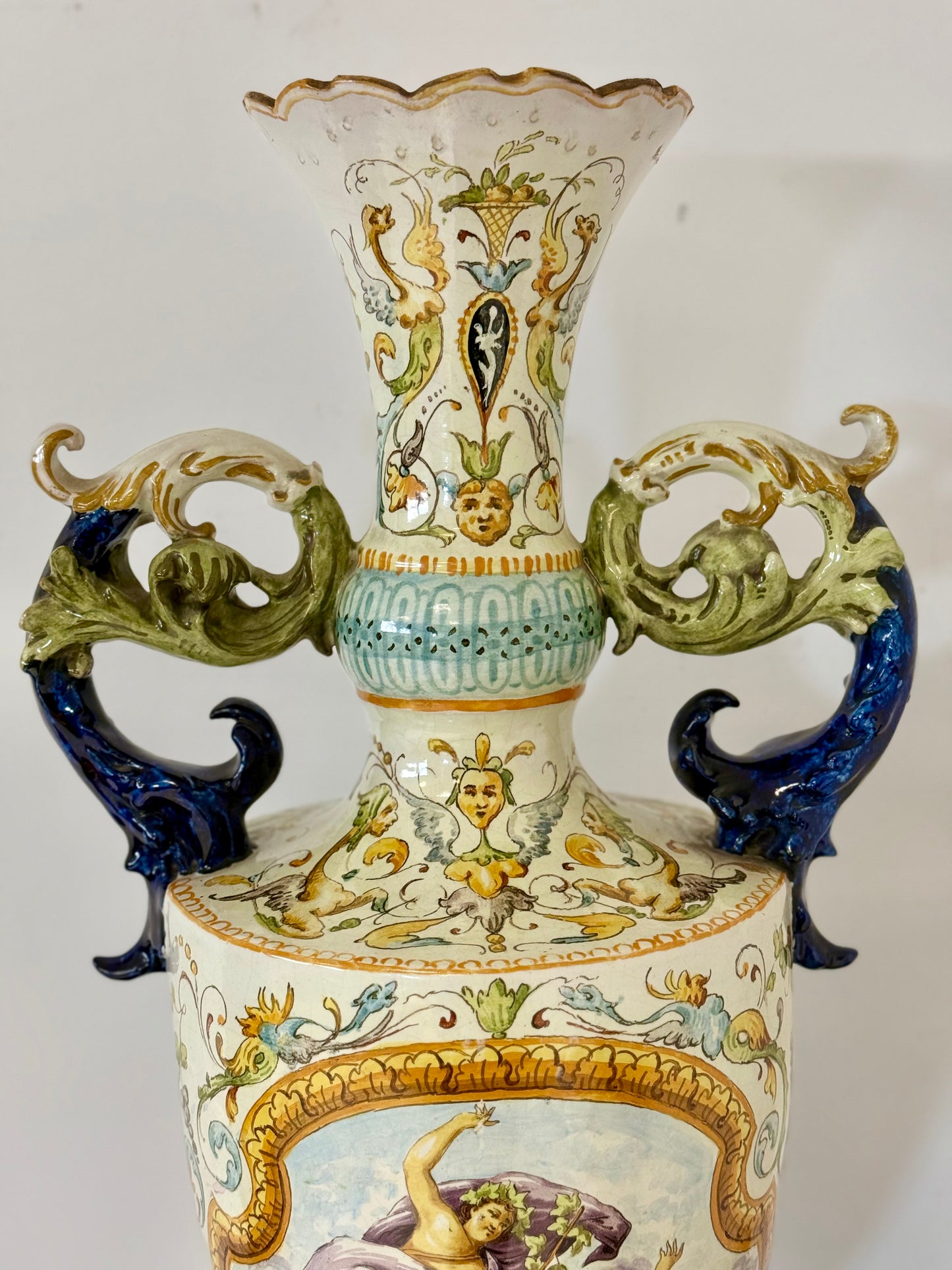 Vaso in maiolica policroma . Giovanni  Mollica Napoli XIX secolo.  Altezza 78 cm
