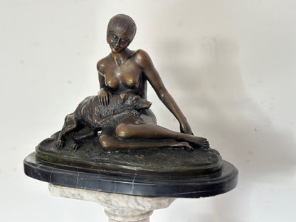 Scultura in bronzo .fanciulla con cane.  Epoca XX secolo.  Firmata