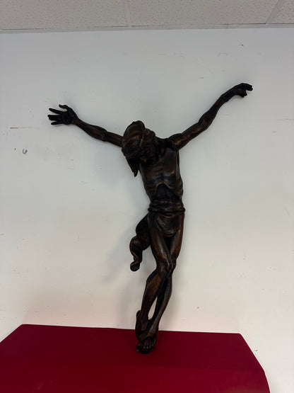 Scultura in legno intagliato essenza legno di tiglio raffigurante il Cristo crocifisso . Milano prima metà dell'800.
