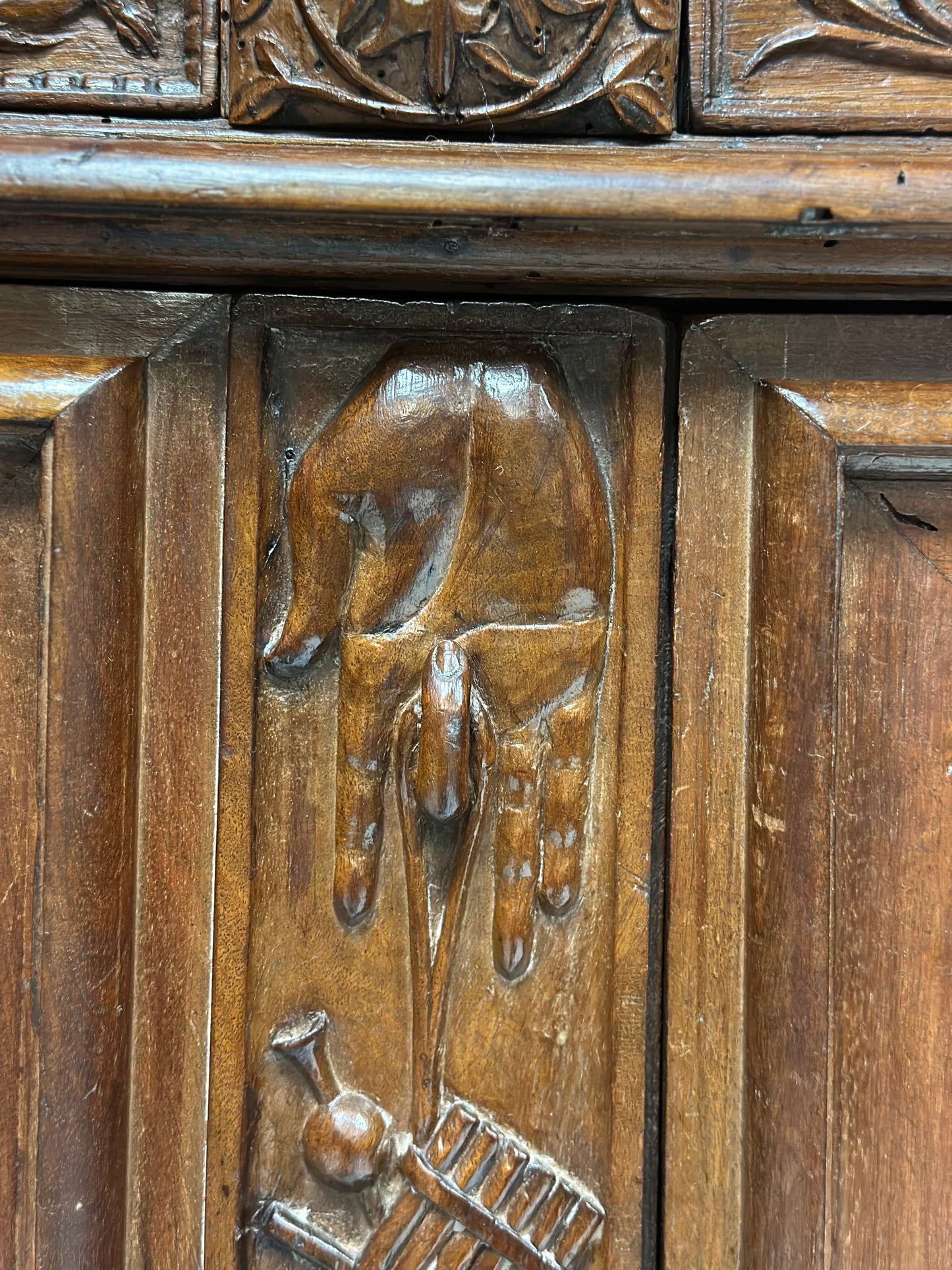 Credenza doppio corpo scolpita . Lombardia XVII secolo