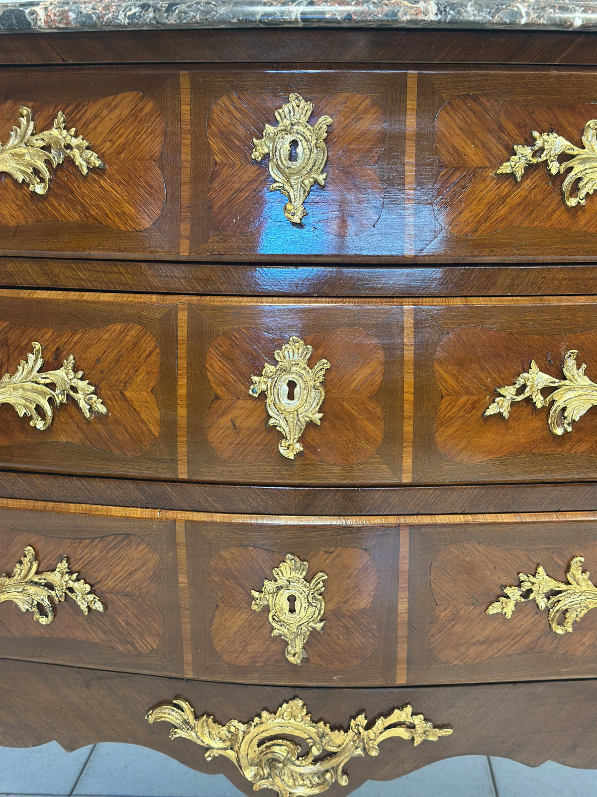Cassettone a forma bombata bois  de rosa ebano viola 
XIX secolo Napoleone III (restaurato)