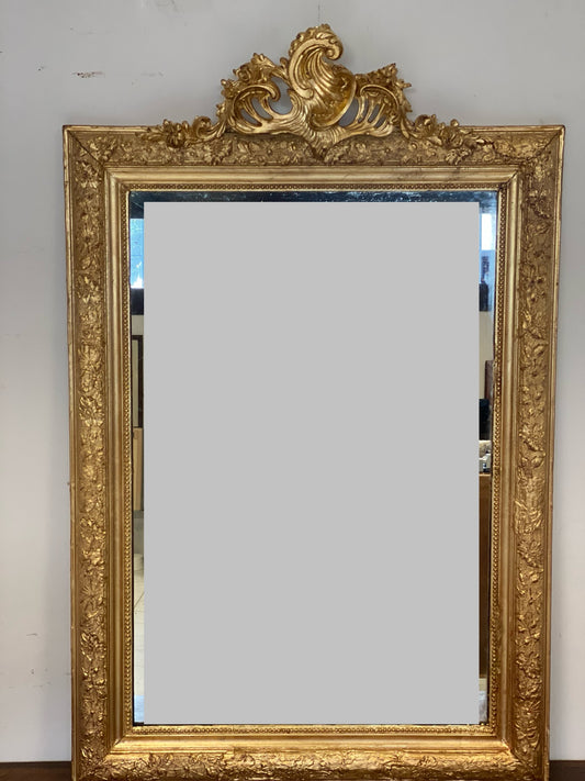 Gilded and carved Lombard mirror with openwork frieze. 19th century 