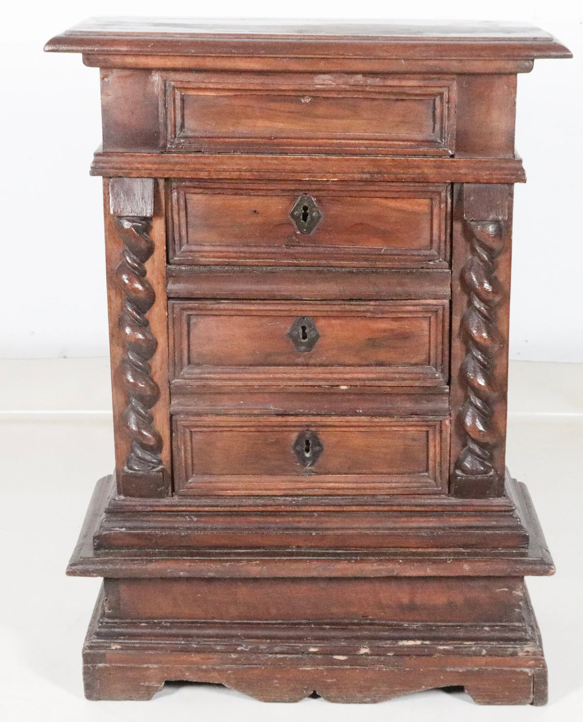 Mobiletto con tre cassetti in legno di noce . Roma XVII secolo