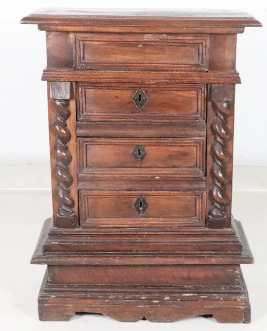 Mobiletto con tre cassetti in legno di noce . Roma XVII secolo