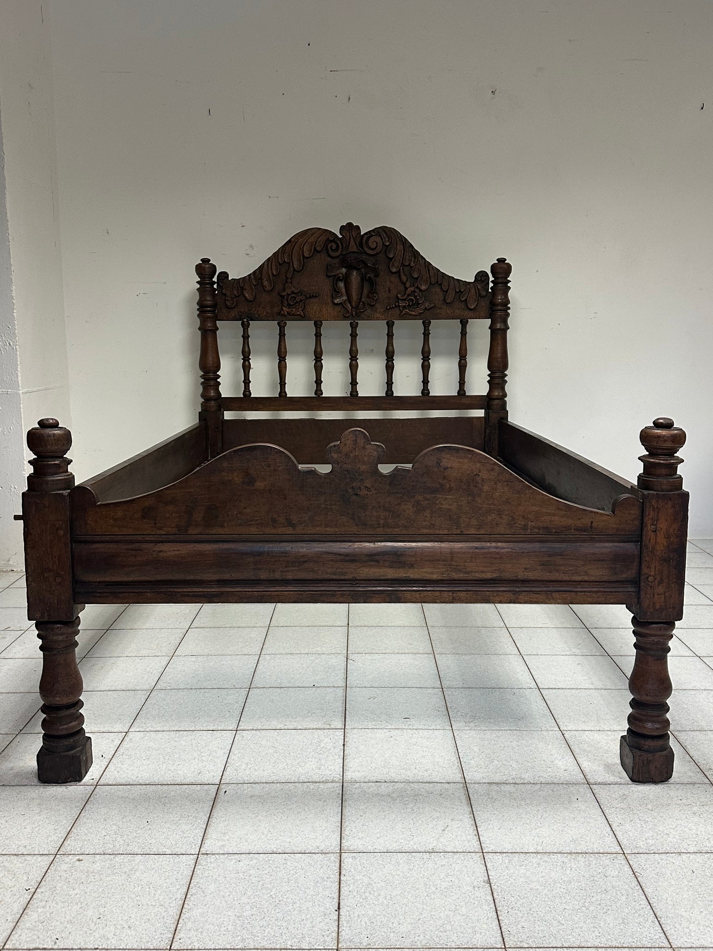 Letto lombardo Luigi XIV in noce . Epoca 600