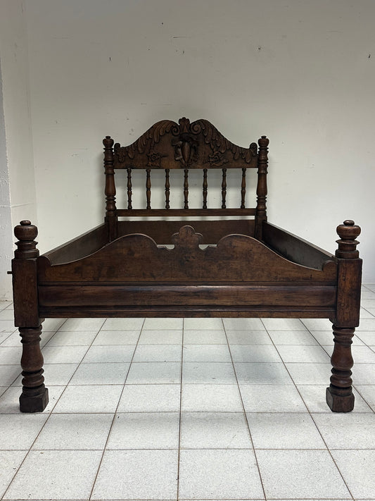 Letto lombardo Luigi XIV in noce . Epoca 600