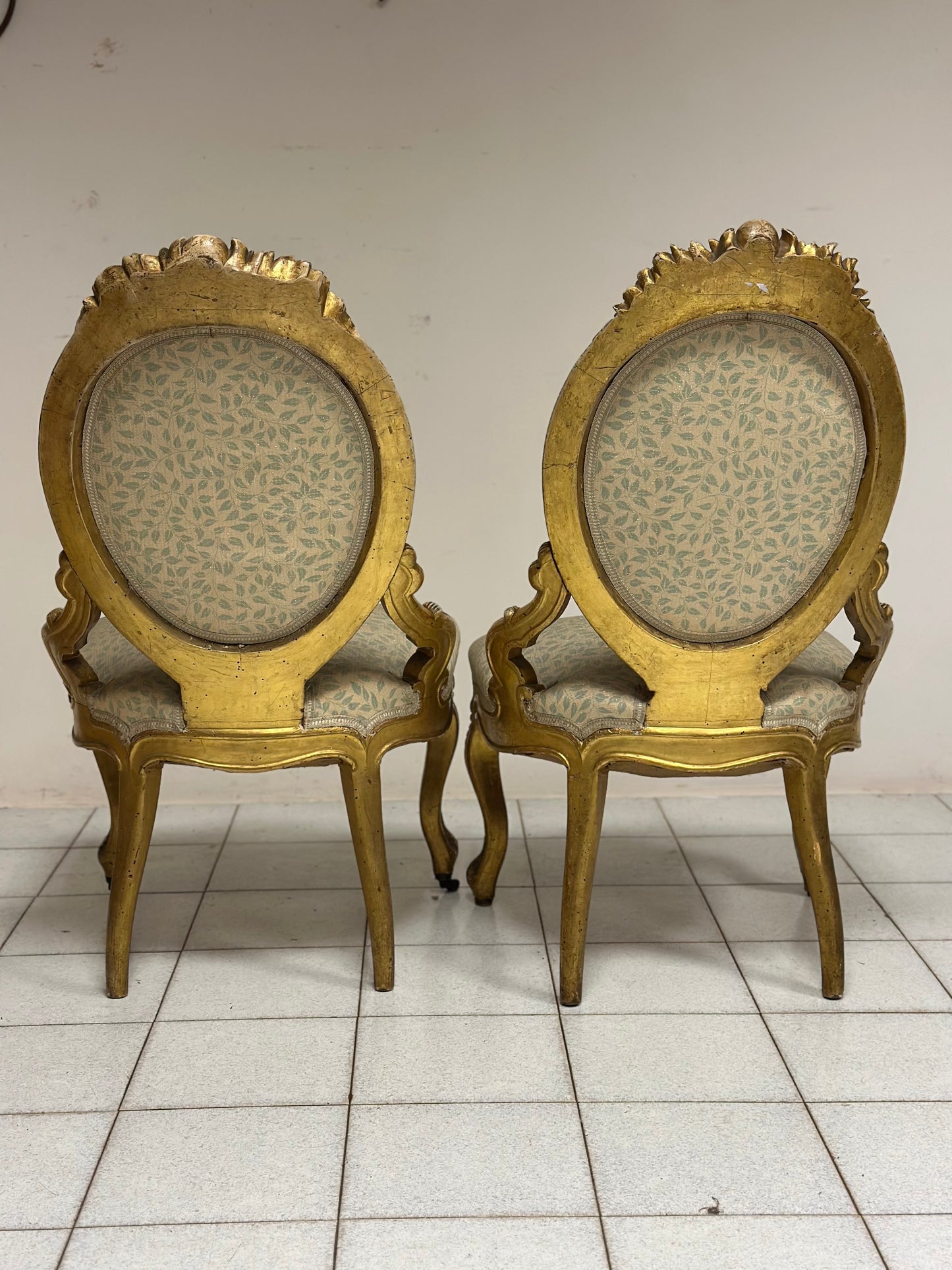 Coppia di poltrone in legno intagliato e dorato.  XIX secolo