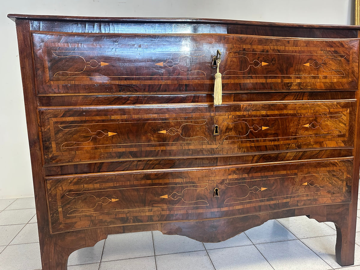 Cassettone Luigi XV lombardo sagomato . XVIII secolo. Restaurato