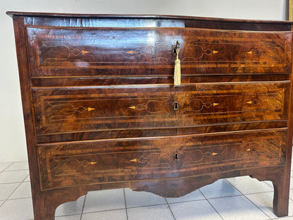 Cassettone Luigi XV lombardo sagomato . XVIII secolo. Restaurato