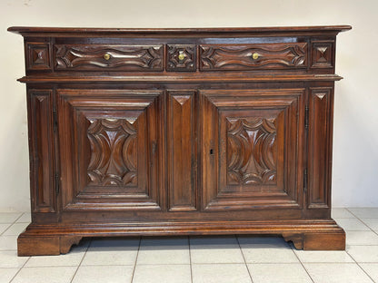 Credenza in noce.  Liguria / Piemonte / inizio XVIII secolo