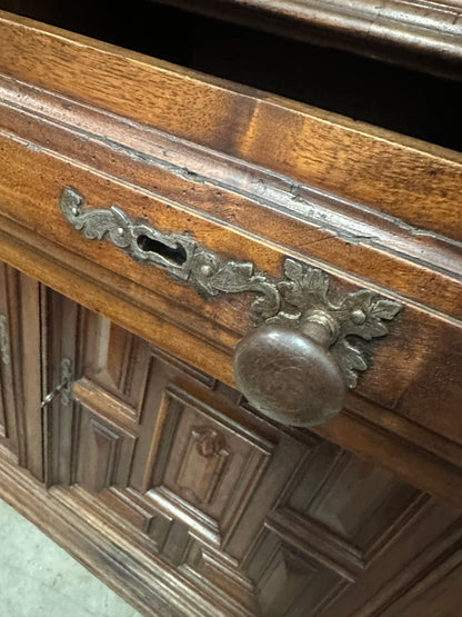 Credenza doppio corpo in noce . XVII secolo