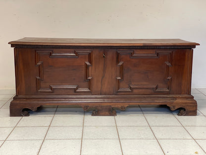 Walnut chest. Reggio Emilia 17th century